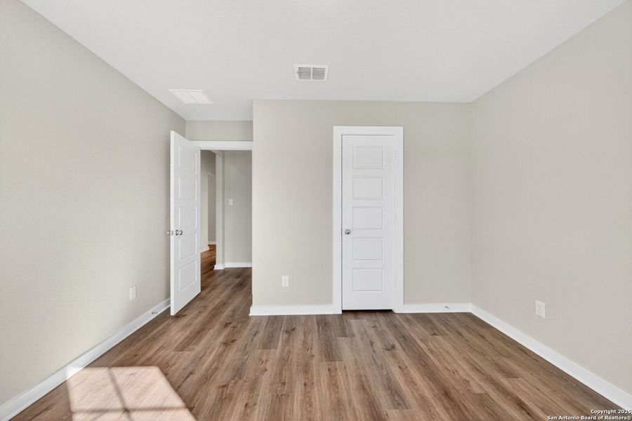 Spacious, unfurnished interior of a new home in Winding Brook, San Antonio (Image 43).