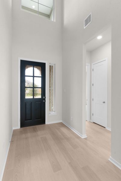 Spacious, unfurnished interior of a new home in University Heights, Round Rock (Image 11).