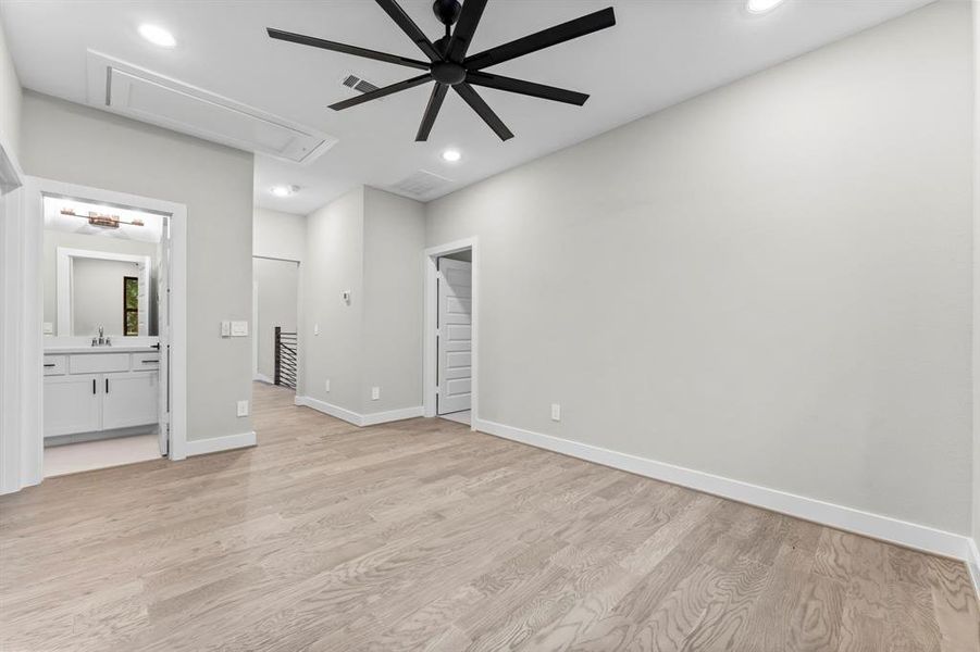 Upstairs loft area between the two bedrooms.