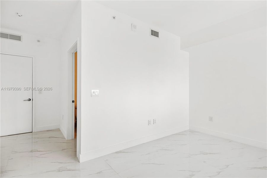 Spacious, unfurnished interior of a new home in Aria Reserve, Miami (Image 29).