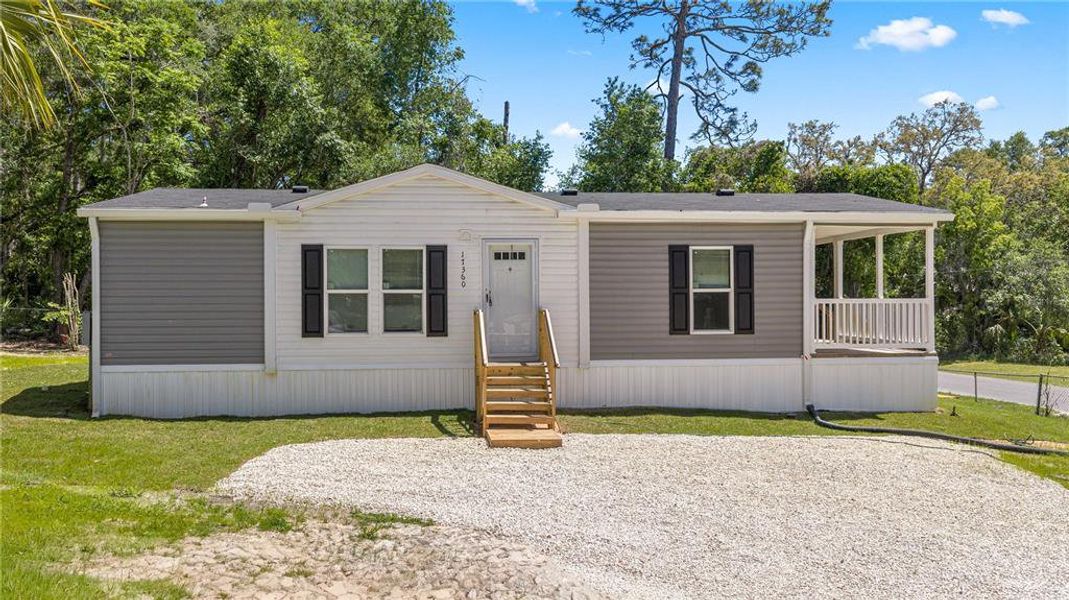 Exterior details and patio area of a home in , Ocklawaha (Image 21).