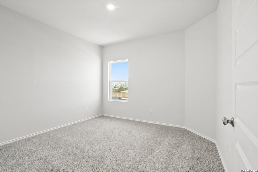 Spacious, unfurnished interior of a new home in Blue Ridge Ranch, San Antonio (Image 30).