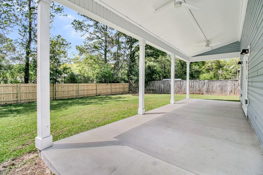 Exterior details and patio area of a home in , Hanahan (Image 4).