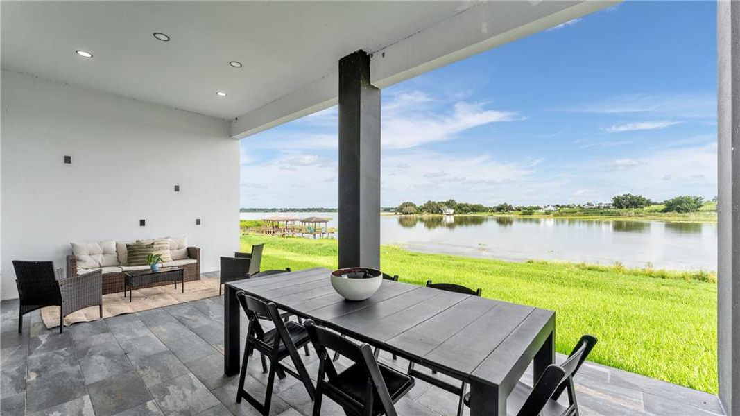 Exterior details and patio area of a home in , Lake Alfred (Image 30).