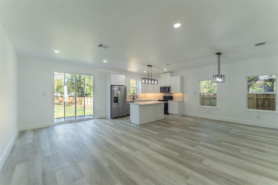 Spacious, unfurnished interior of a new home in , Sulphur Springs (Image 10).