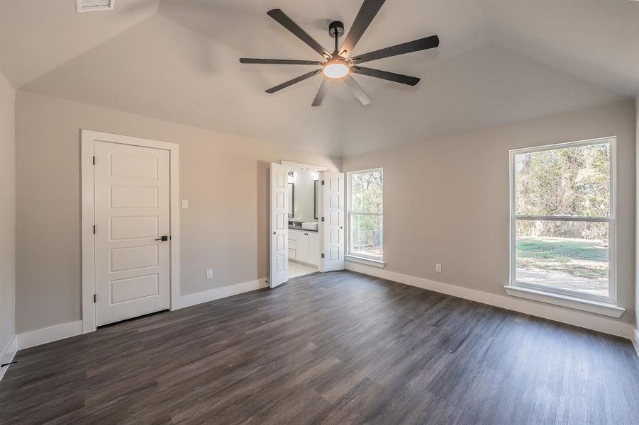 Spacious, unfurnished interior of a new home in , Alvarado (Image 27).