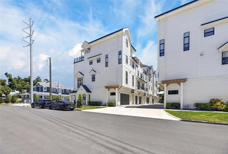 Condo located in Tampa, FL showcasing its design and architecture (Image 3).
