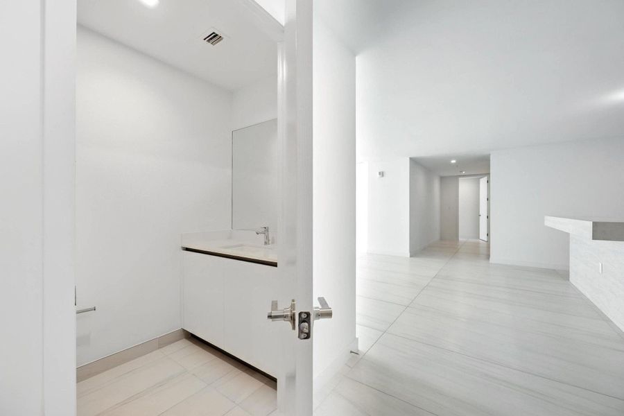 Spacious, unfurnished interior of a new home in Casamar, Pompano Beach (Image 27).