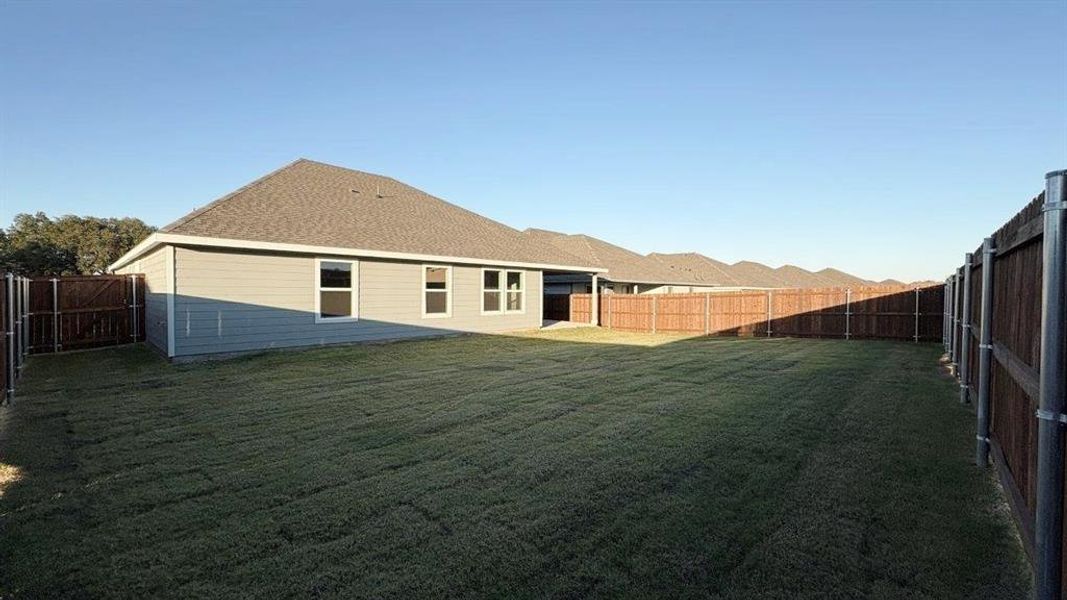 Exterior details and patio area of a home in Sandstone Estates, Granbury (Image 3).