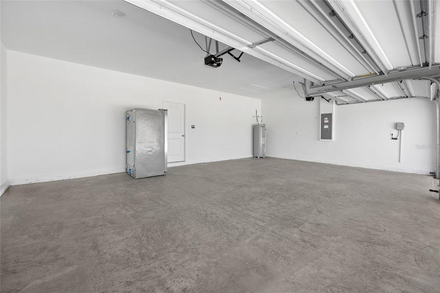 Spacious, unfurnished interior of a new home in , Dunnellon (Image 25).