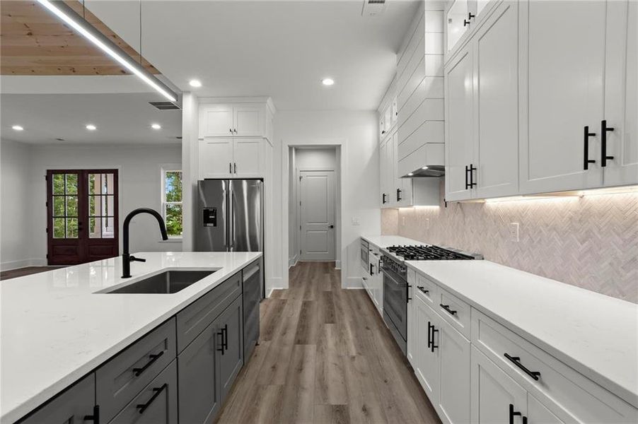 Furnished interior view inside a new home in , Jasper (Image 8).