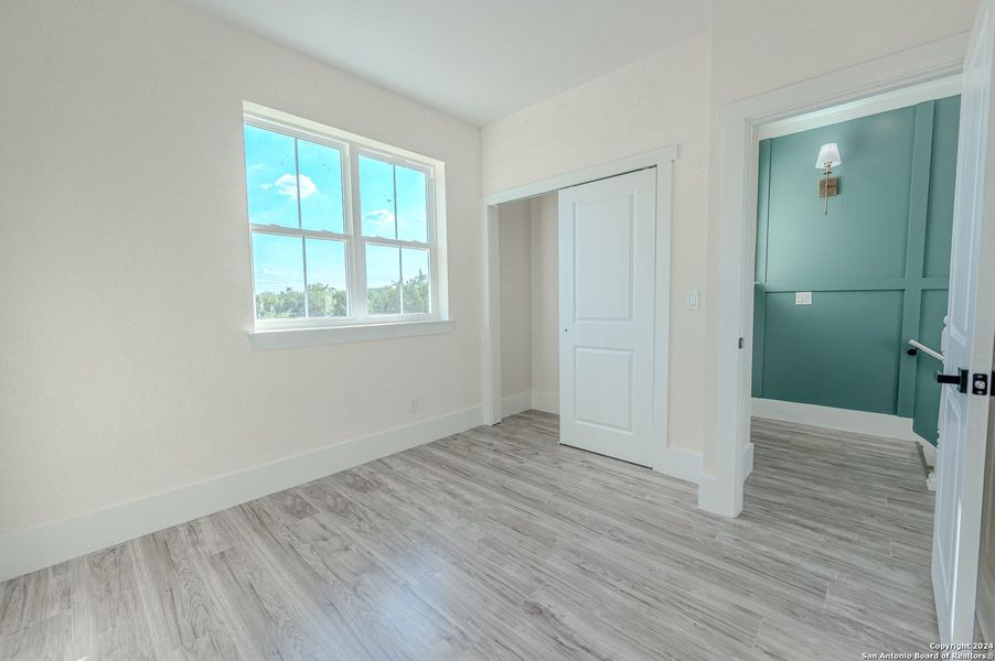 Spacious, unfurnished interior of a new home in , Bandera (Image 8).