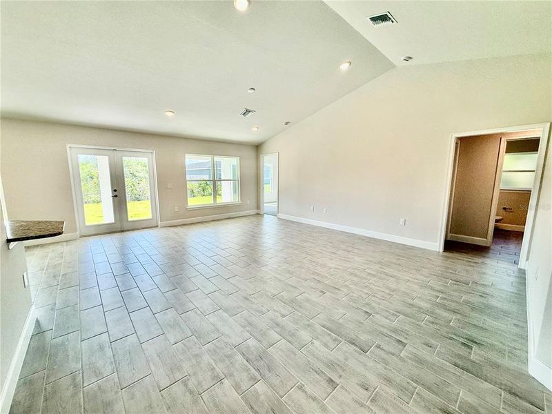 Spacious, unfurnished interior of a new home in South Gulf Cove, Port Charlotte (Image 15).