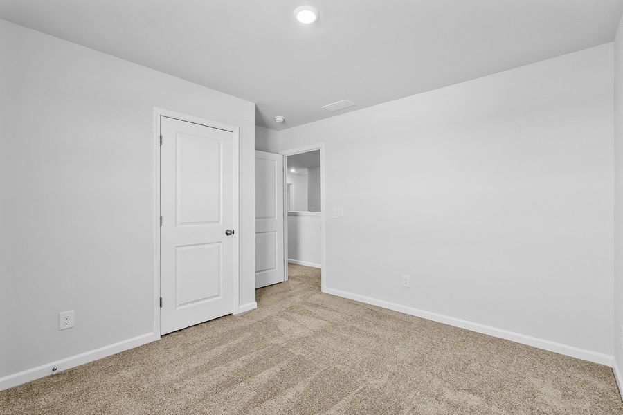 Spacious, unfurnished interior of a new home in Fieldstone, Lexington (Image 41).