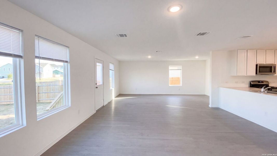 Spacious, unfurnished interior of a new home in Landon Ridge, San Antonio (Image 12).