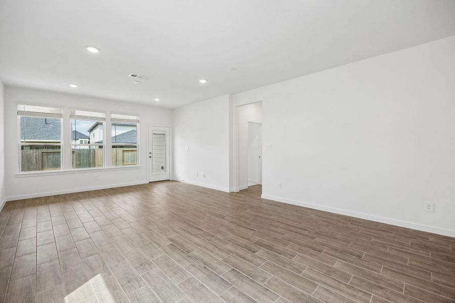 Spacious, unfurnished interior of a new home in Montgomery Bend, Montgomery (Image 16).