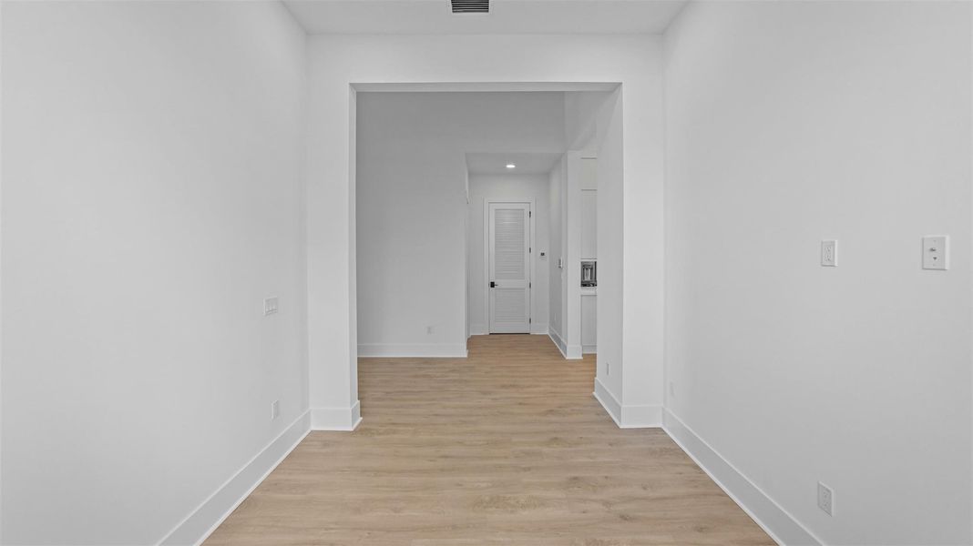 Spacious, unfurnished interior of a new home in Esprit at Avenir, Palm Beach Gardens (Image 35).