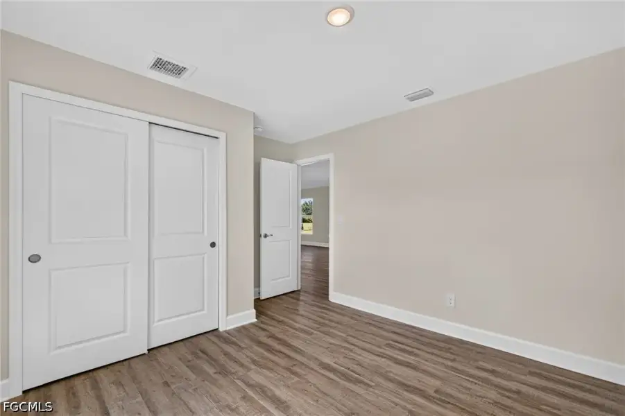 Spacious, unfurnished interior of a new home in Cape Coral, Cape Coral (Image 24).