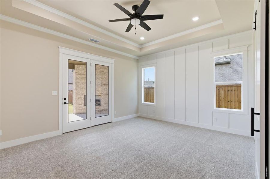 Room with tray ceiling featuring a ceiling fan and recessed lighting