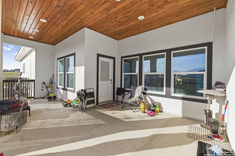 Exterior details and patio area of a home in , La Vernia (Image 4).