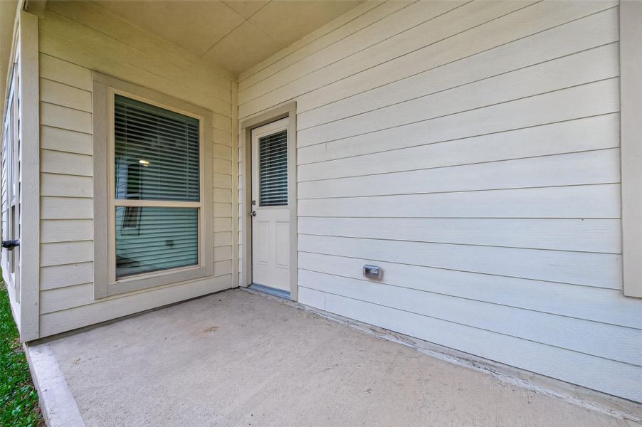 Exterior details and patio area of a home in , Huffman (Image 4).