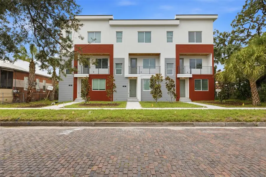 Exterior details and patio area of a home in , Tampa (Image 3).