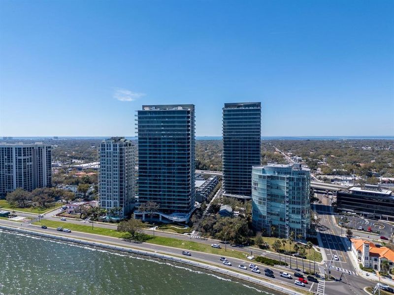 Condo located in Tampa, FL showcasing its design and architecture (Image 28).