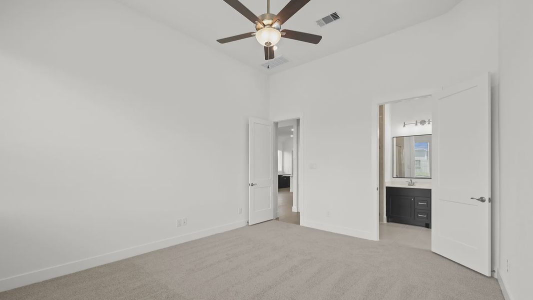 Spacious, unfurnished interior of a new home in Sienna 45', Missouri City (Image 28).