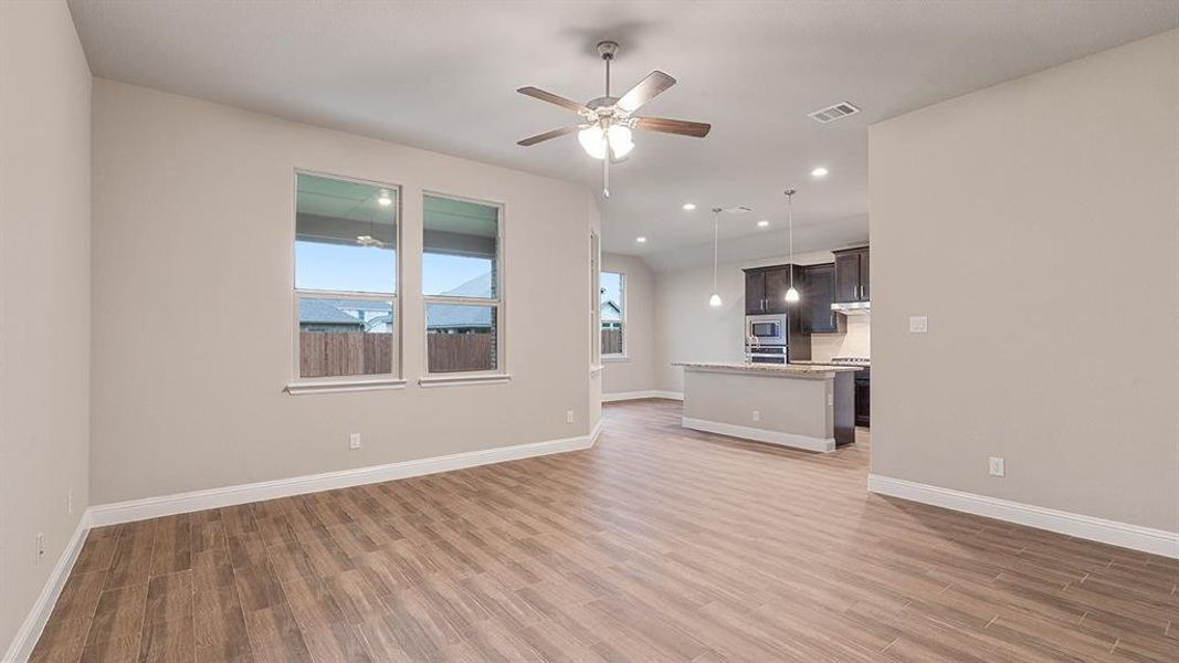 Spacious, unfurnished interior of a new home in Lakeview Pointe, Grand Prairie (Image 24).