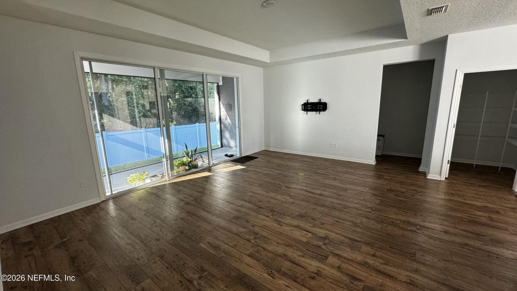 Spacious, unfurnished interior of a new home in McGirt's Creek, Yulee (Image 9).