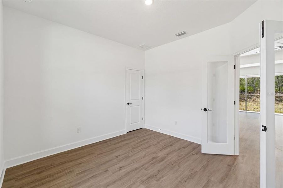 Spacious, unfurnished interior of a new home in , Weeki Wachee (Image 61).