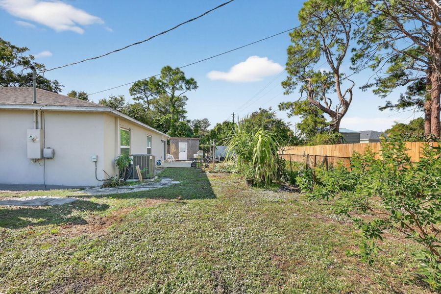 Exterior details and patio area of a home in , Fort Pierce (Image 23).