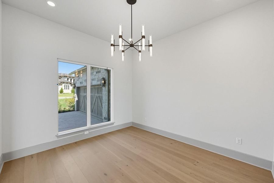 Spacious, unfurnished interior of a new home in Rough Hollow, Austin (Image 27). Spacious, unfurnished interior of a new home in Rough Hollow, Austin (Image 27).