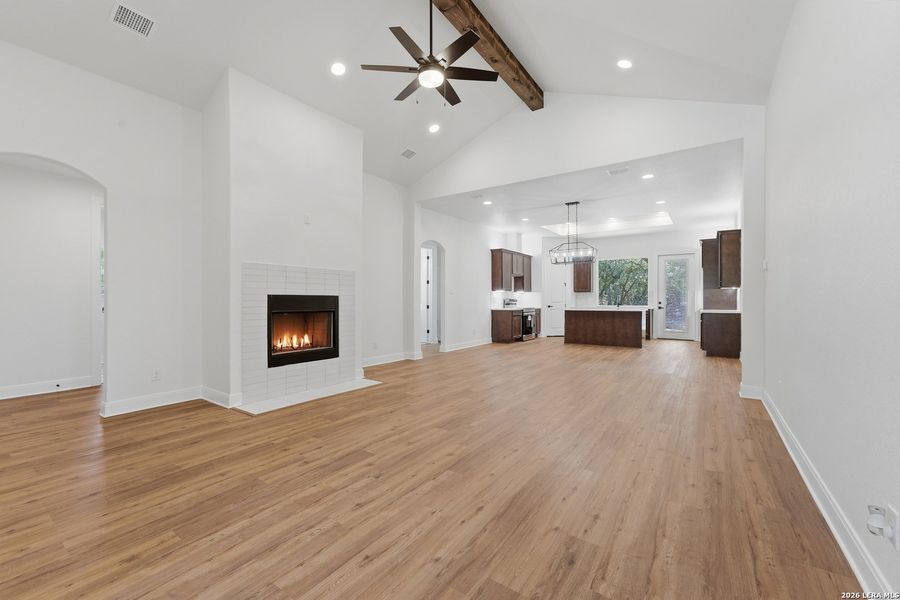 Spacious, unfurnished interior of a new home in , Canyon Lake (Image 28).