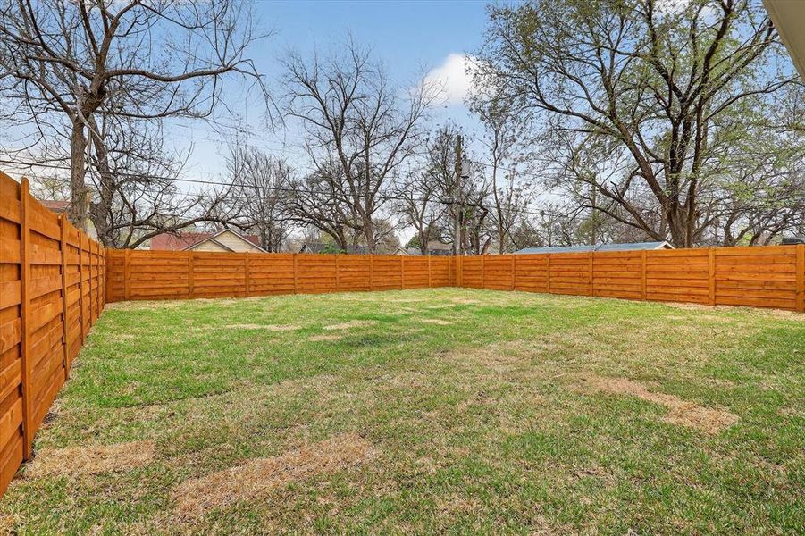 Exterior details and patio area of a home in , Haltom City (Image 28).