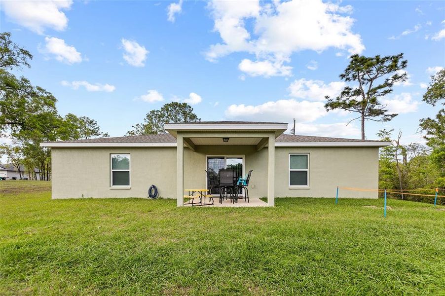 Exterior details and patio area of a home in , Dunnellon (Image 3).