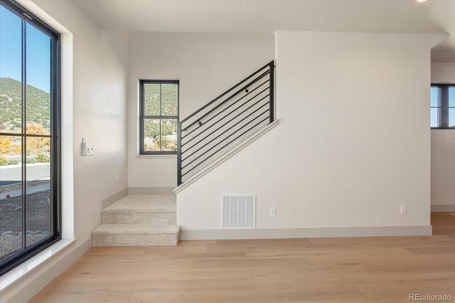 Spacious, unfurnished interior of a new home in , Salida (Image 17).