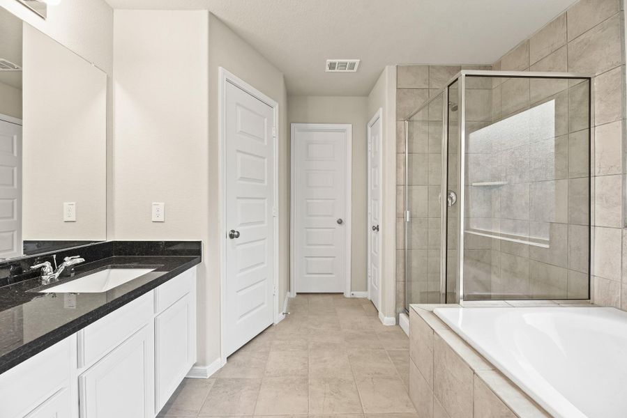 Relaxing owner's bath (*Photo not of actual home and used for illustration purposes only.)