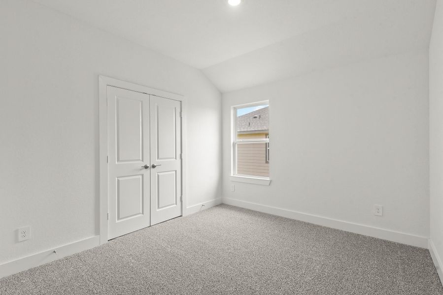 Spacious, unfurnished interior of a new home in Riverside Estates, Mont Belvieu (Image 13).
