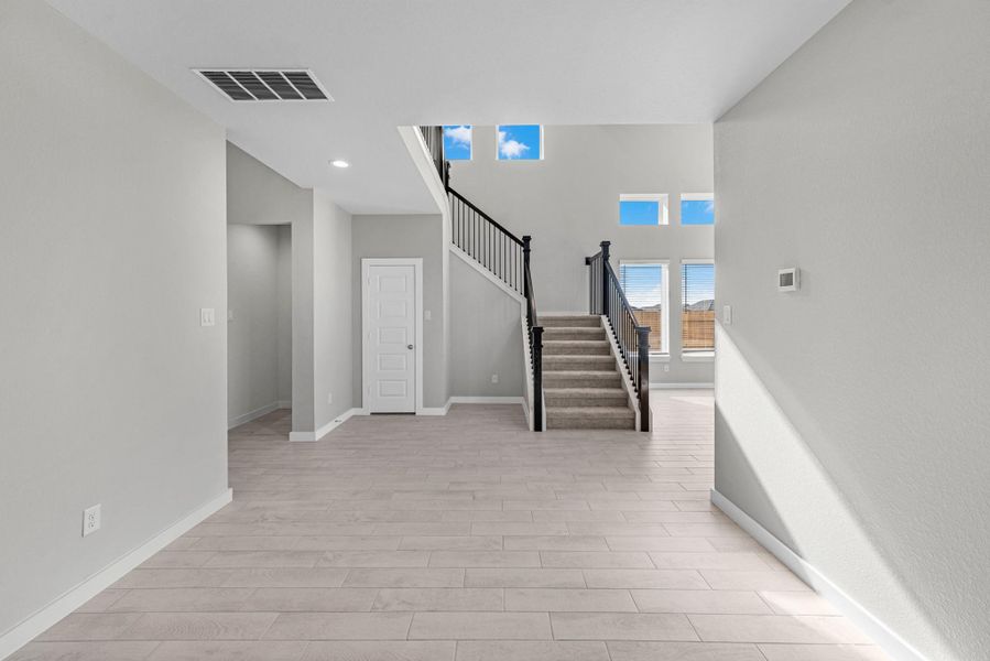 Spacious, unfurnished interior of a new home in Sunterra Lakes, Fulshear (Image 19).