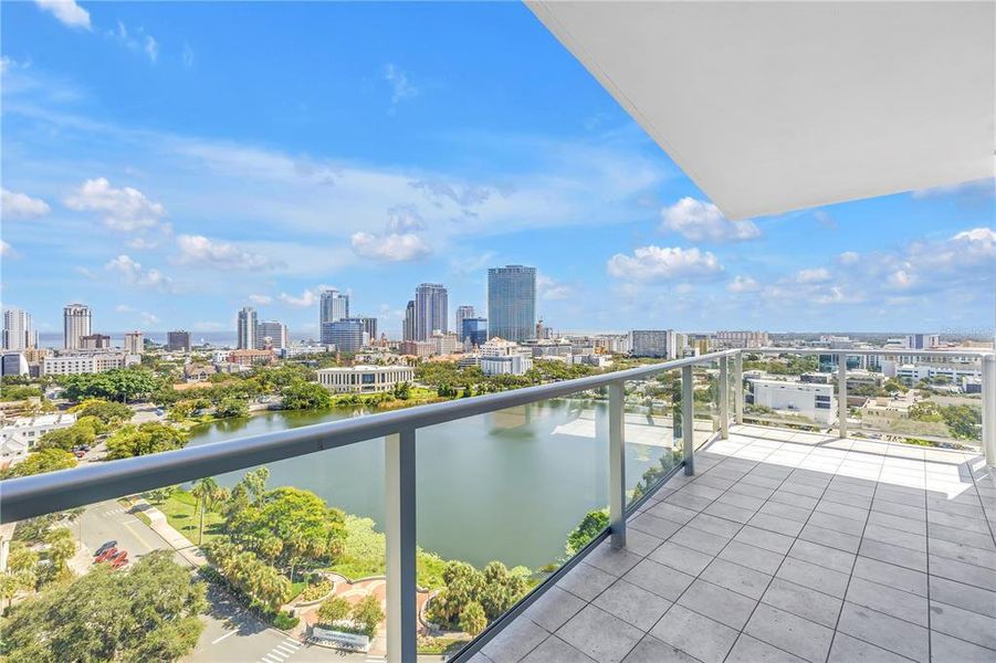 Condo located in St. Petersburg, FL showcasing its design and architecture (Image 4).
