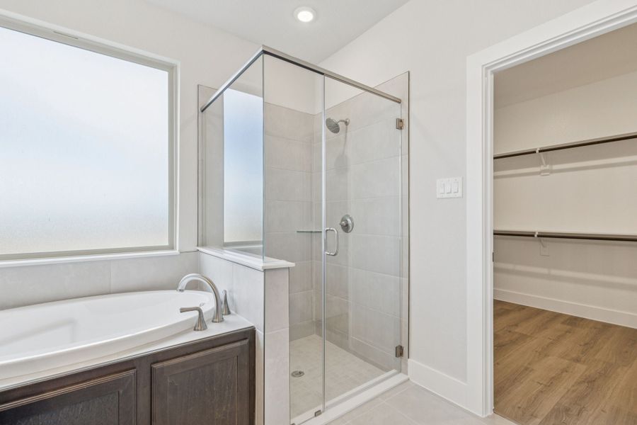Representative furnished interior of a home built from the Emerson by Centre Living Homes in Lakeway Estates, Waxahachie (Image 36).
