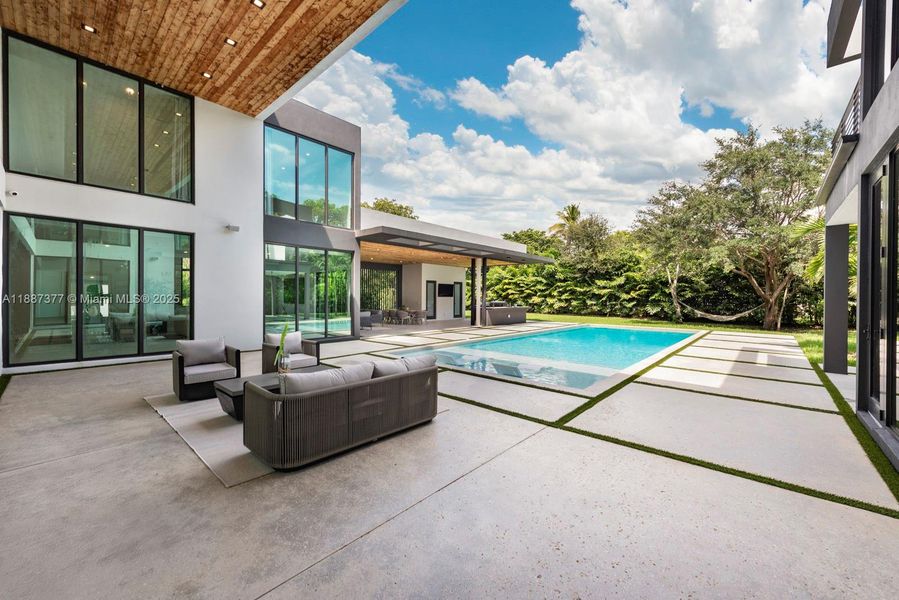 Exterior details and patio area of a home in , Pinecrest (Image 1).