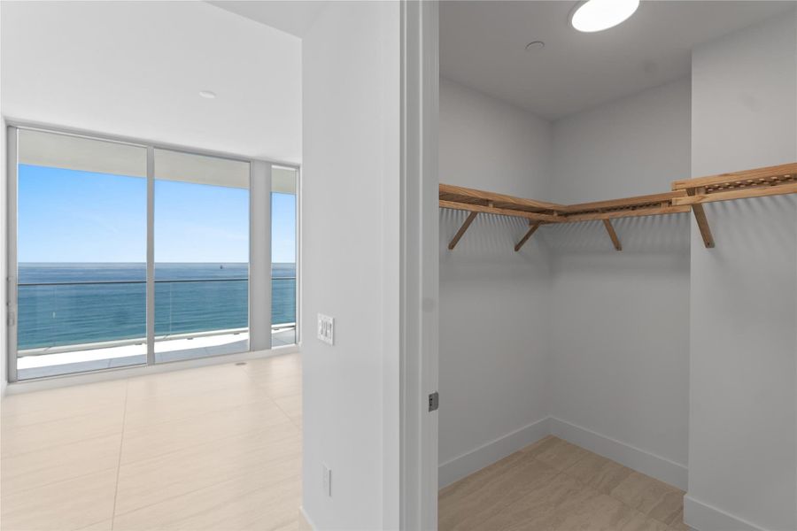 Spacious, unfurnished interior of a new home in , Fort Lauderdale (Image 23).