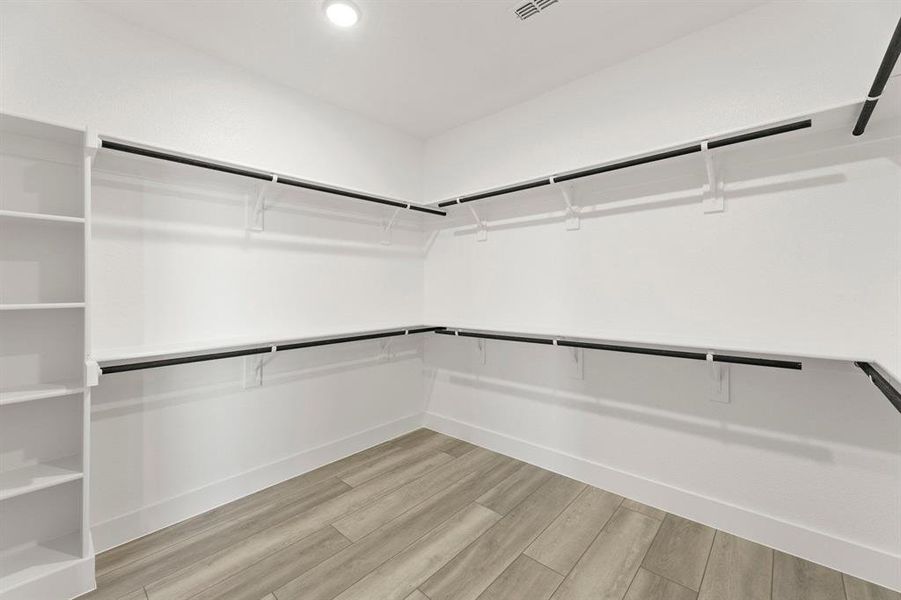 Spacious, unfurnished interior of a new home in Edgewood Creek, Celina (Image 23).