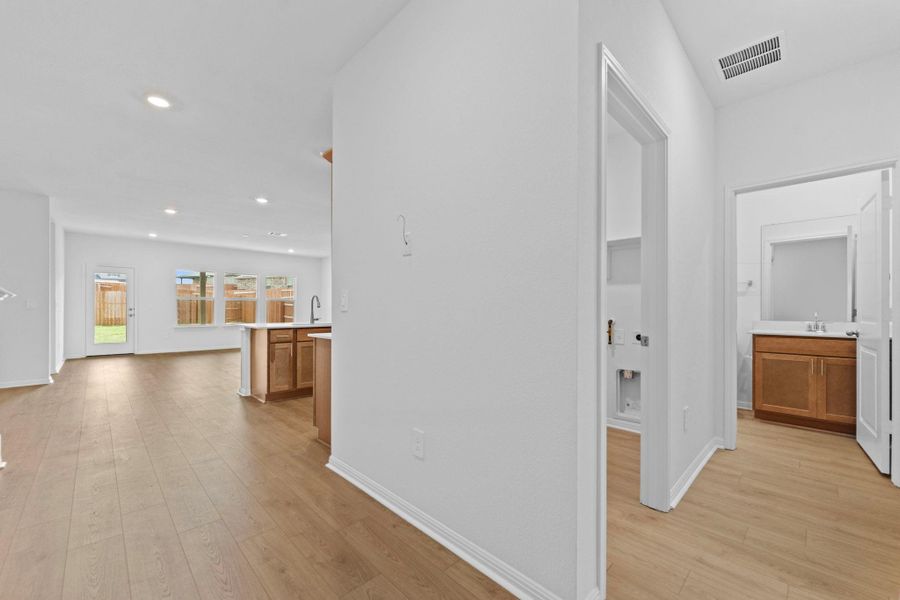 Spacious, unfurnished interior of a new home in Bar W Ranch, Leander (Image 35).