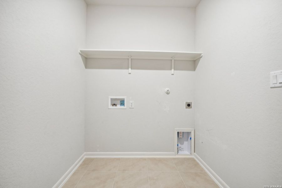 Spacious, unfurnished interior of a new home in Arcadia Ridge - Classic Series, San Antonio (Image 12).