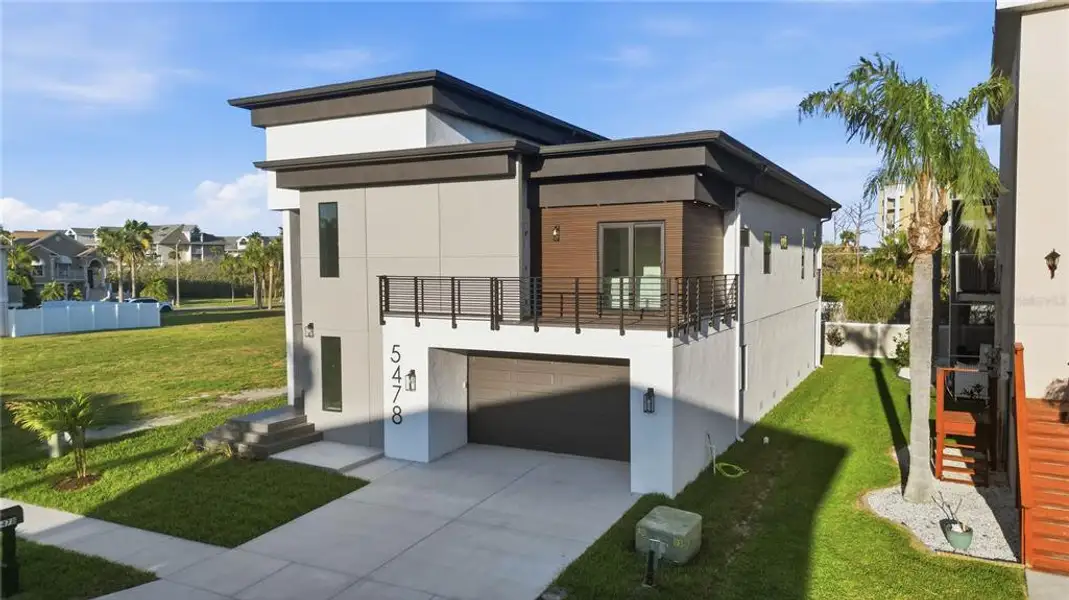 Exterior details and patio area of a home in , New Port Richey (Image 35).