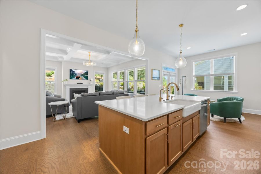 Eat-In Kitchen Island flowing into Living Room / Breakfast Seating Area Eat-In Kitchen Island flowing into Living Room / Breakfast Seating Area