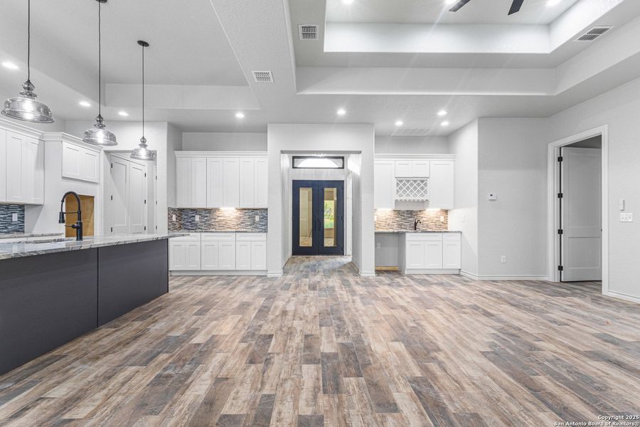 Spacious, unfurnished interior of a new home in , Natalia (Image 17).